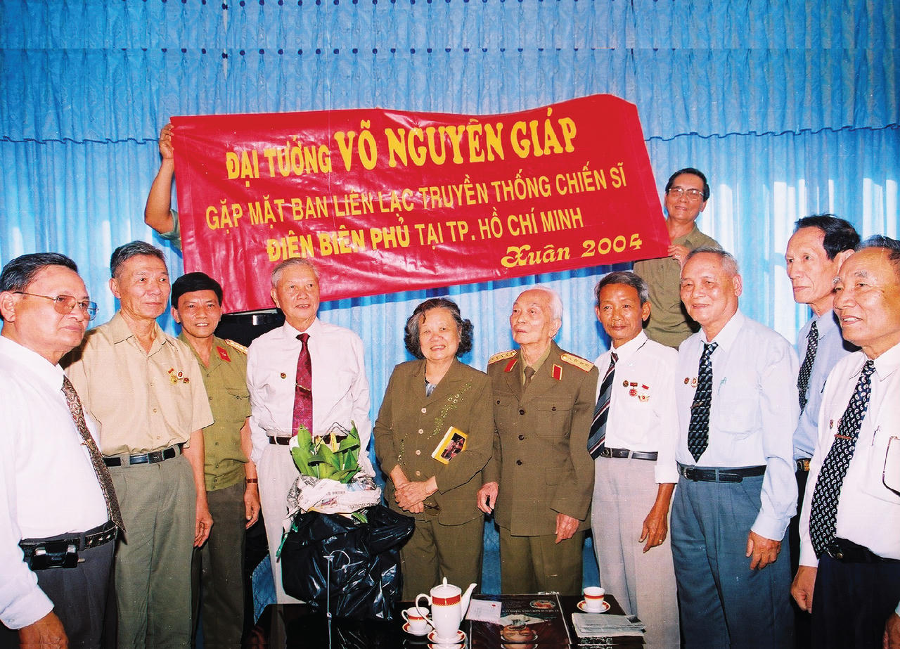 Bộ ảnh quý giá: Đại tướng Võ Nguyên Giáp thăm Điện Biên năm 2004