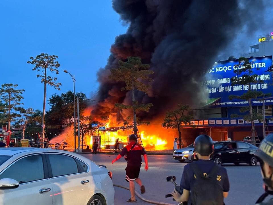 Cửa hàng, quán ăn ở Hải Phòng bốc cháy dữ dội