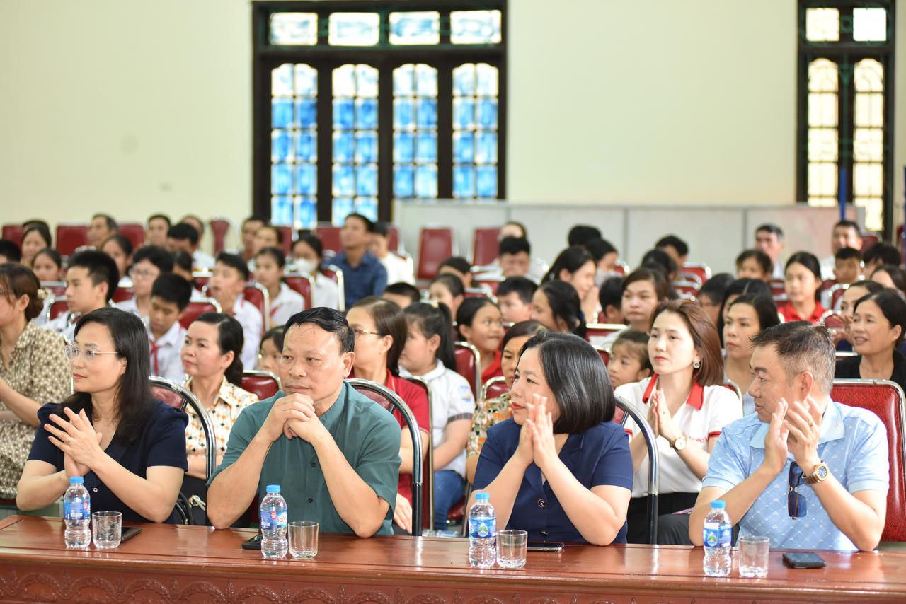 Báo Pháp luật Việt Nam cùng Hội đồng hương Gia Viễn tại Hà Nội trao tặng ‘Thư viện sách cho em’ 