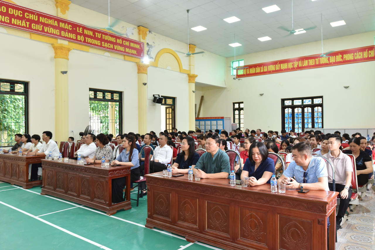 Báo Pháp luật Việt Nam cùng Hội đồng hương Gia Viễn tại Hà Nội trao tặng ‘Thư viện sách cho em’ 