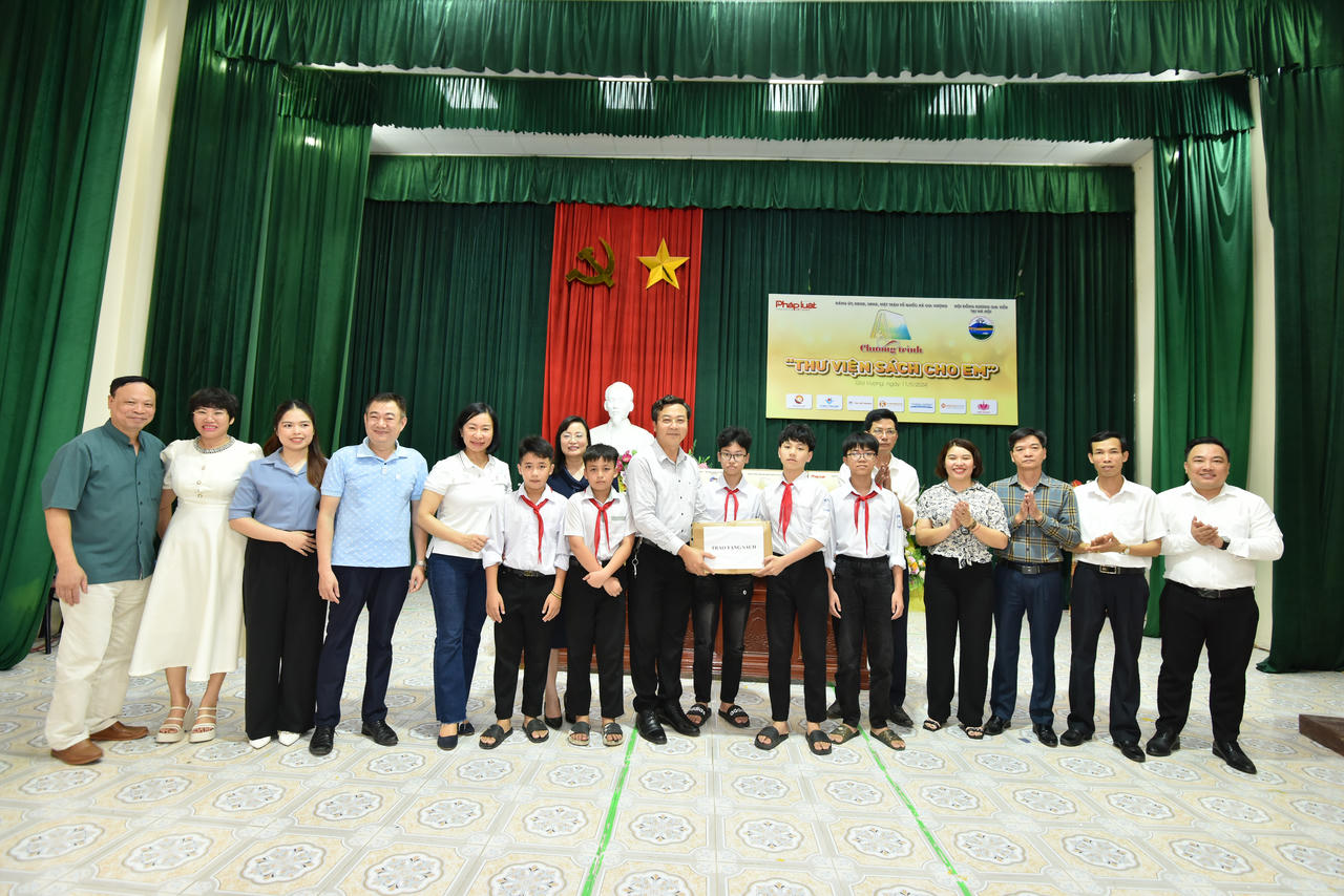 Báo Pháp luật Việt Nam cùng Hội đồng hương Gia Viễn tại Hà Nội trao tặng ‘Thư viện sách cho em’ 