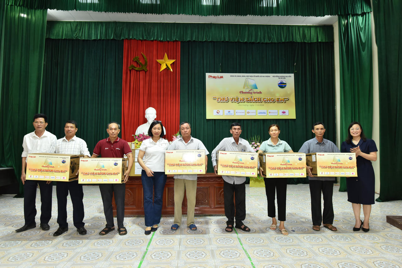 Báo Pháp luật Việt Nam cùng Hội đồng hương Gia Viễn tại Hà Nội trao tặng ‘Thư viện sách cho em’ 