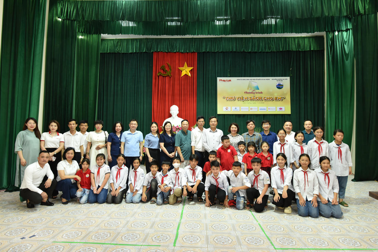 Báo Pháp luật Việt Nam cùng Hội đồng hương Gia Viễn tại Hà Nội trao tặng ‘Thư viện sách cho em’ 