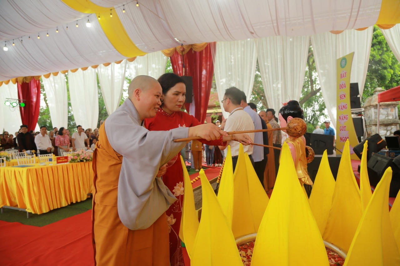 Mừng Lễ Phật Đản xây dựng lại chùa cổ gần 500 năm tuổi