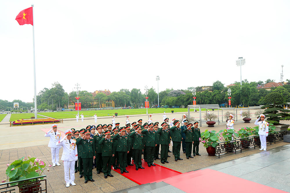 Đoàn đại biểu Quân ủy Trung ương vào Lăng viếng Chủ tịch Hồ Chí Minh