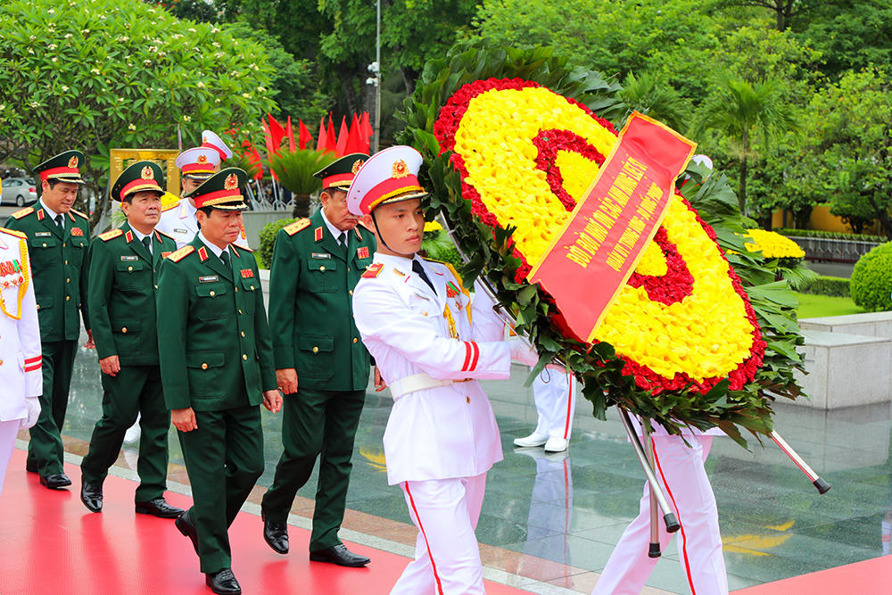 Đoàn đại biểu Quân ủy Trung ương vào Lăng viếng Chủ tịch Hồ Chí Minh