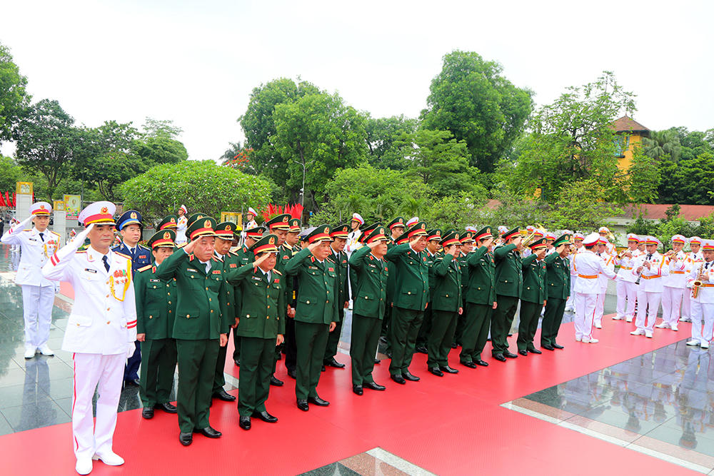 Đoàn đại biểu Quân ủy Trung ương vào Lăng viếng Chủ tịch Hồ Chí Minh