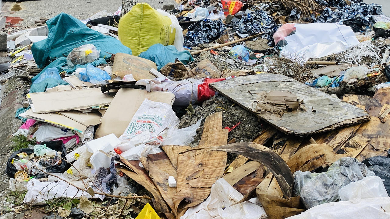 Rác thải chất đống trên vỉa hè đường Tôn Thất Thuyết, quận Cầu Giấy