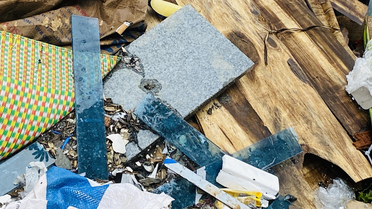 Rác thải chất đống trên vỉa hè đường Tôn Thất Thuyết, quận Cầu Giấy