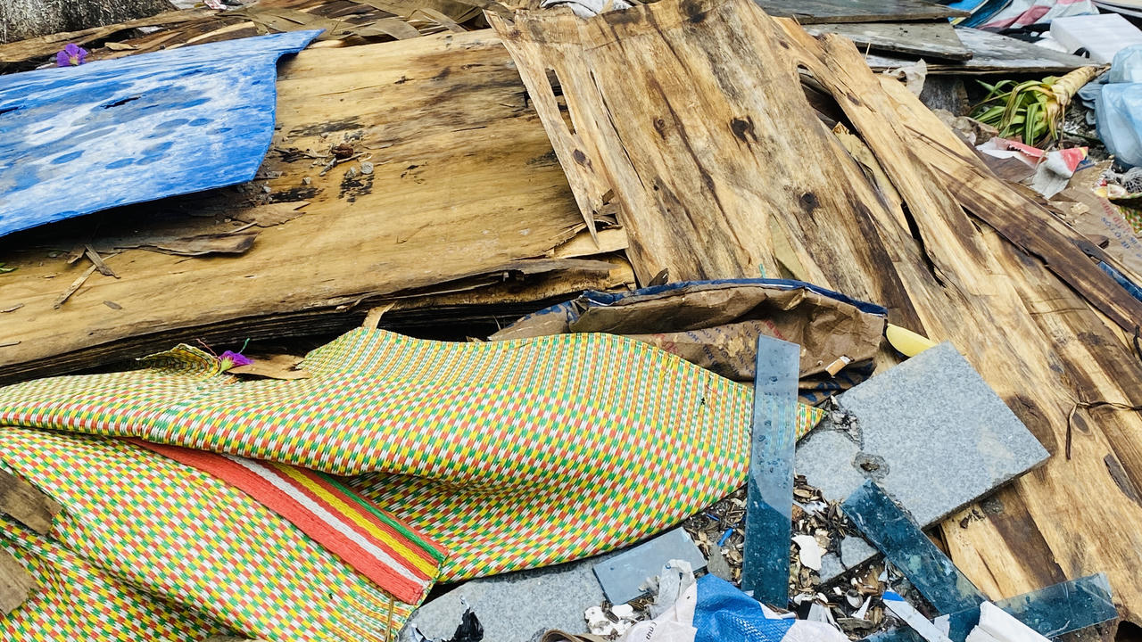 Rác thải chất đống trên vỉa hè đường Tôn Thất Thuyết, quận Cầu Giấy