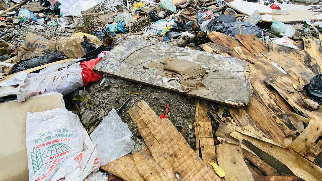 Rác thải chất đống trên vỉa hè đường Tôn Thất Thuyết, quận Cầu Giấy