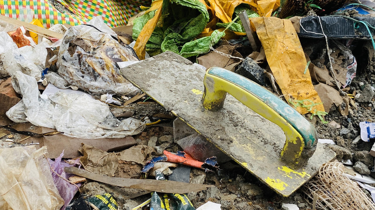 Rác thải chất đống trên vỉa hè đường Tôn Thất Thuyết, quận Cầu Giấy