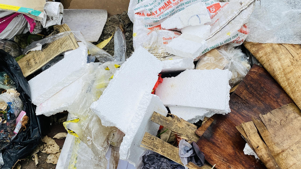 Rác thải chất đống trên vỉa hè đường Tôn Thất Thuyết, quận Cầu Giấy