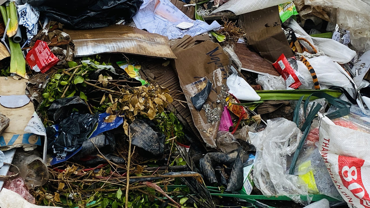 Rác thải chất đống trên vỉa hè đường Tôn Thất Thuyết, quận Cầu Giấy