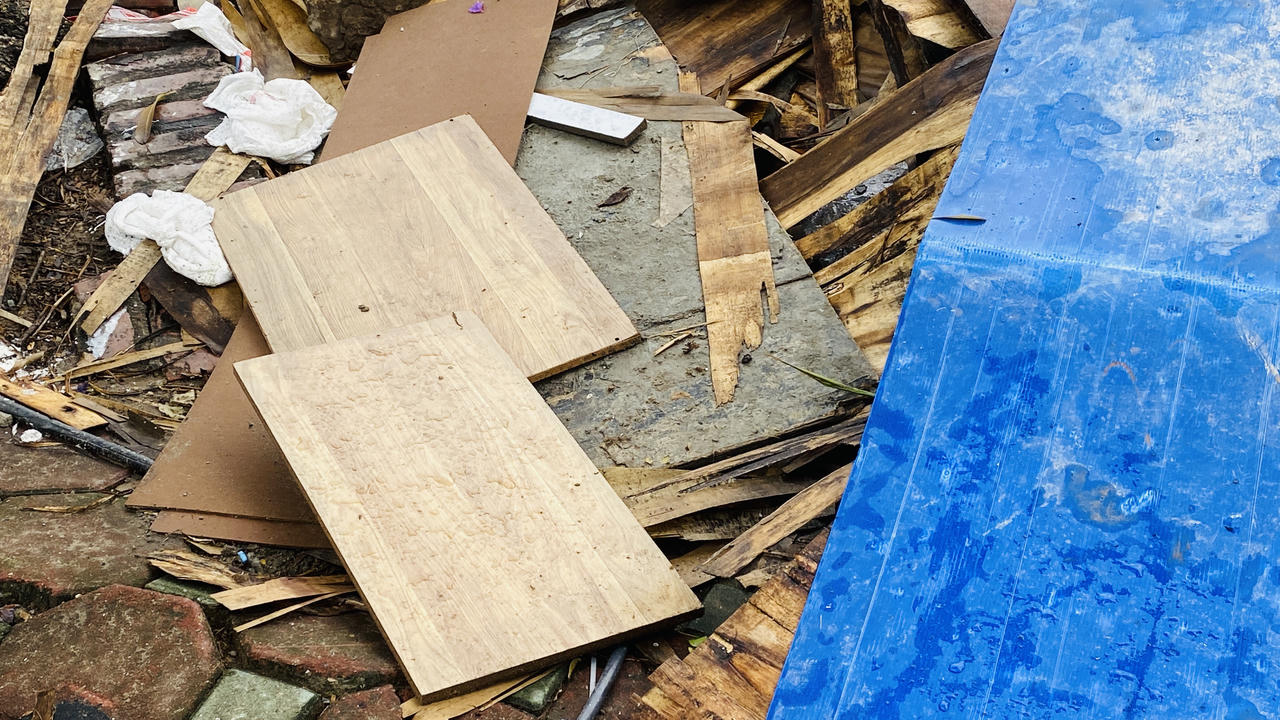 Rác thải chất đống trên vỉa hè đường Tôn Thất Thuyết, quận Cầu Giấy