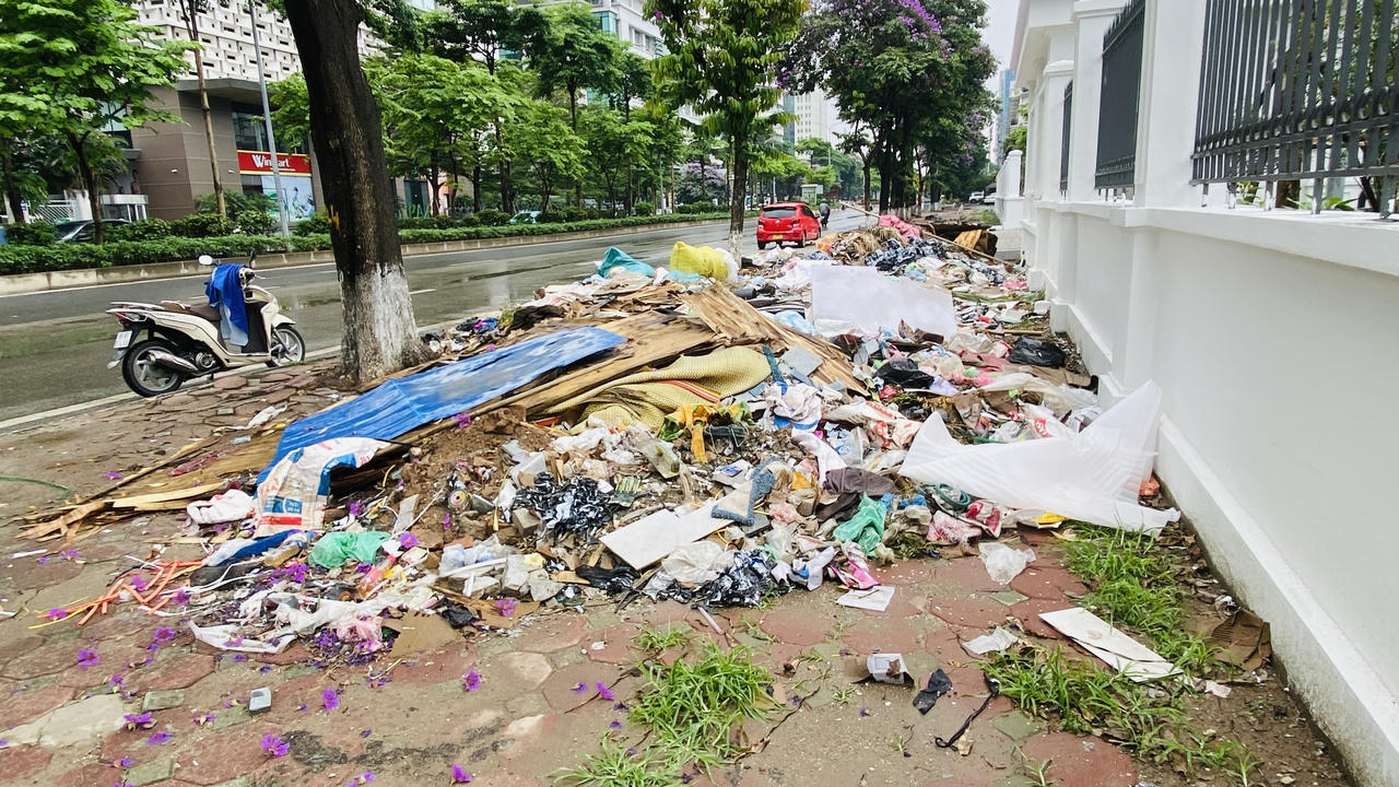 Rác thải chất đống trên vỉa hè đường Tôn Thất Thuyết, quận Cầu Giấy