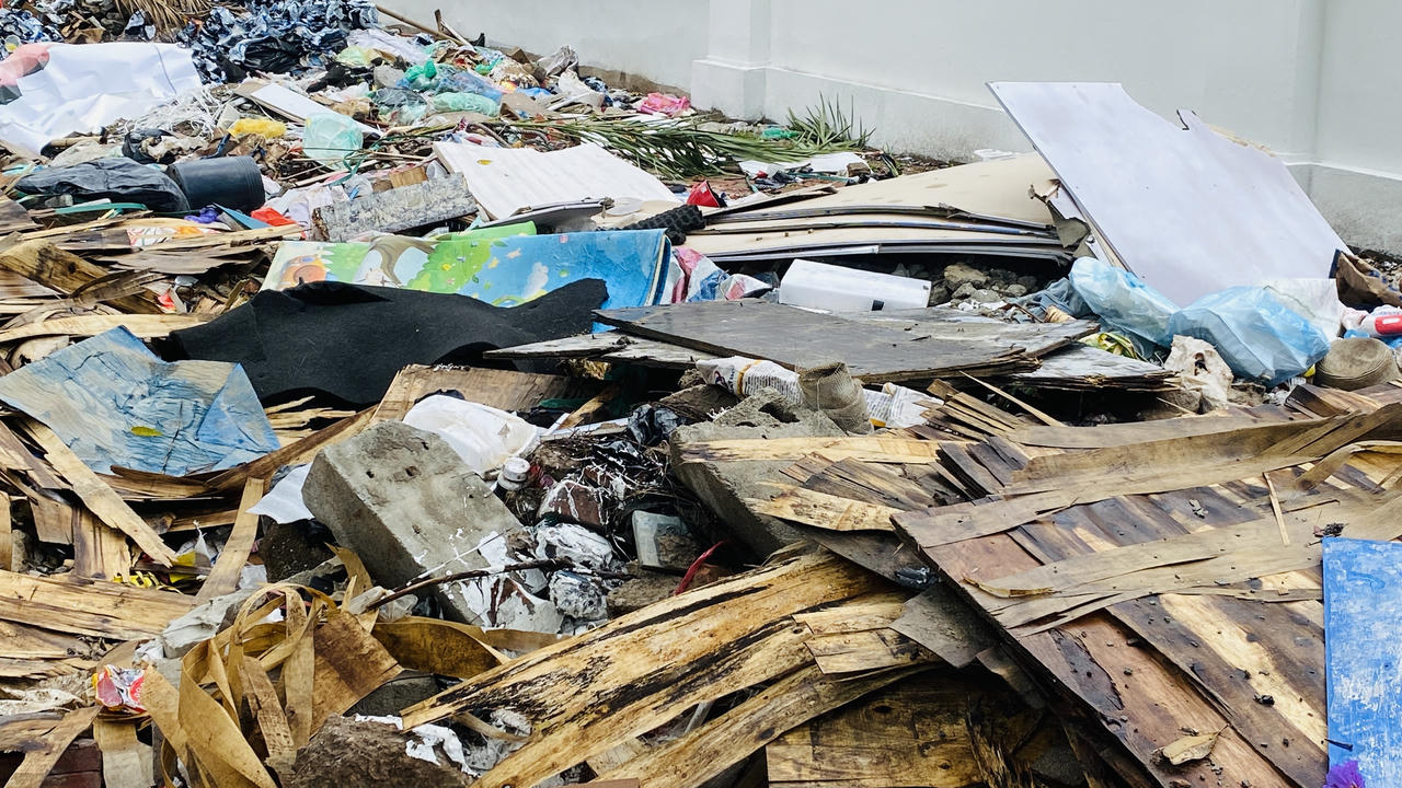 Rác thải chất đống trên vỉa hè đường Tôn Thất Thuyết, quận Cầu Giấy