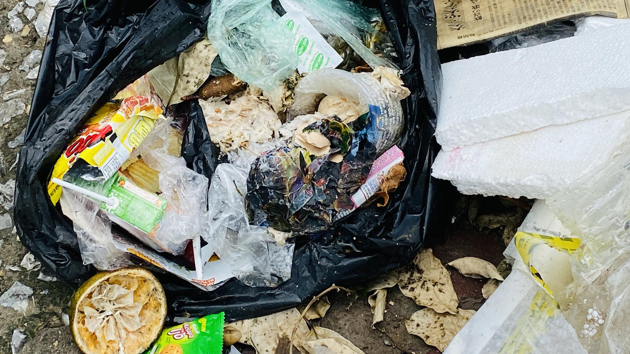 Rác thải chất đống trên vỉa hè đường Tôn Thất Thuyết, quận Cầu Giấy