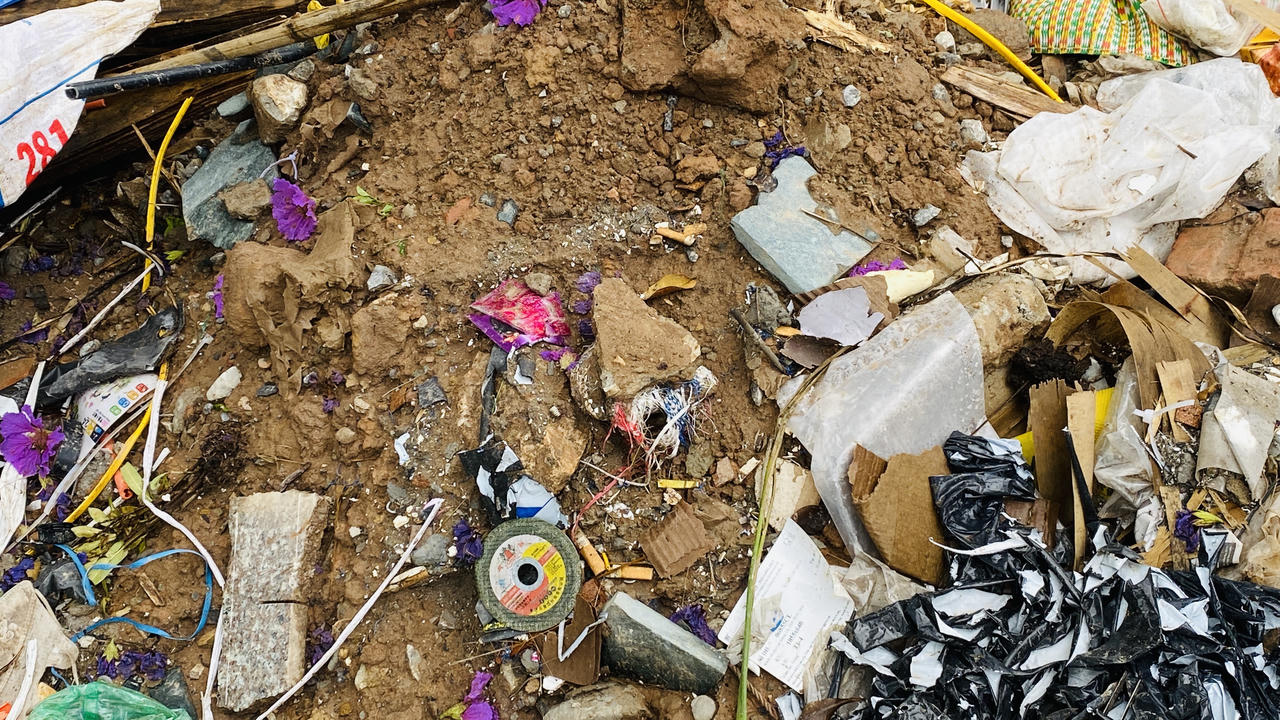 Rác thải chất đống trên vỉa hè đường Tôn Thất Thuyết, quận Cầu Giấy