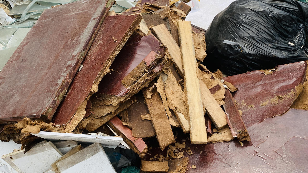 Rác thải ngổn ngang trên phố Đồng Me, Hà Nội