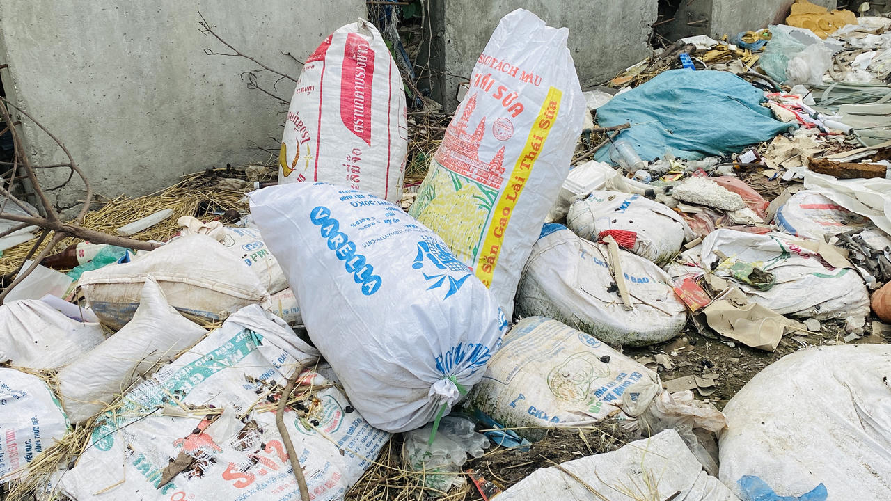 Rác thải ngổn ngang trên phố Đồng Me, Hà Nội
