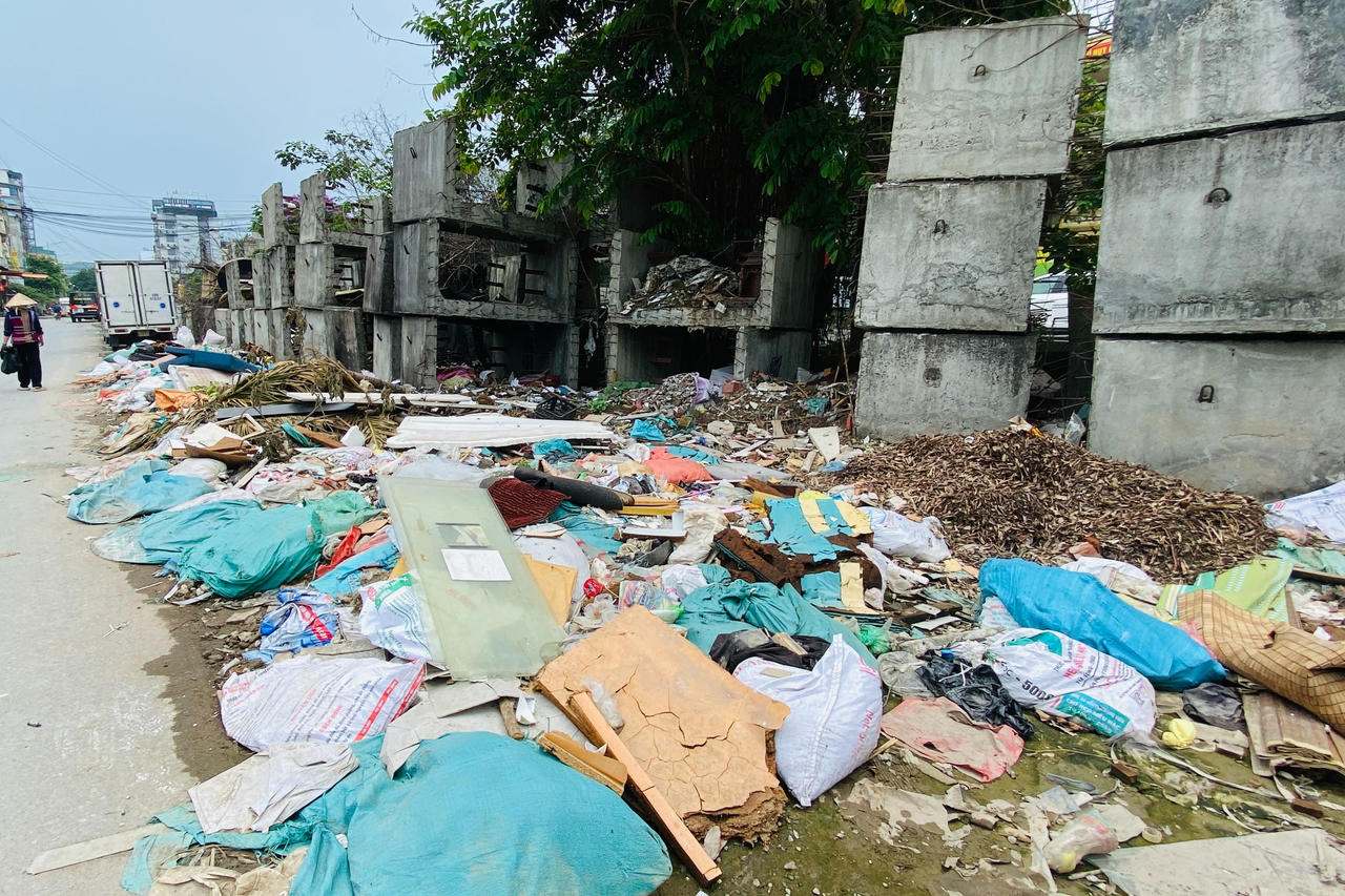 Rác thải ngổn ngang trên phố Đồng Me, Hà Nội