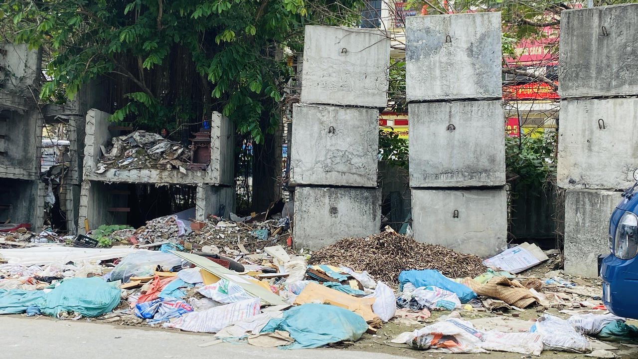 Rác thải ngổn ngang trên phố Đồng Me, Hà Nội