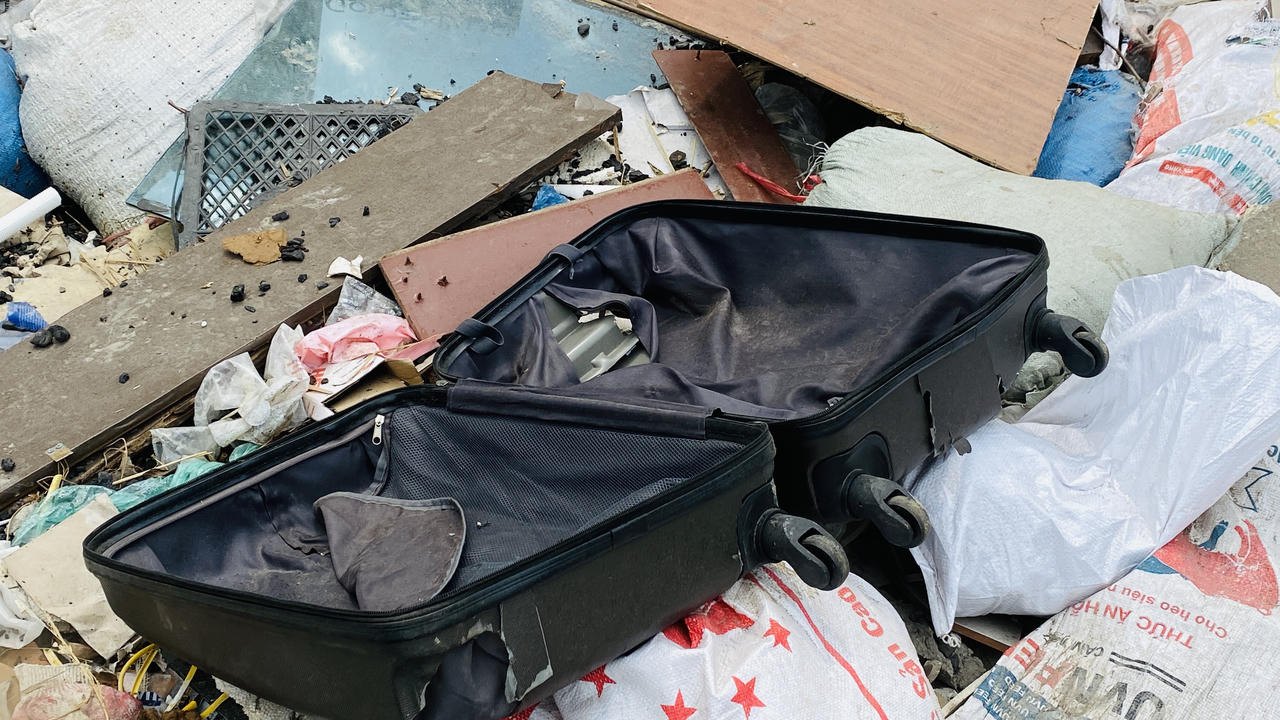 Rác thải ngổn ngang trên phố Đồng Me, Hà Nội