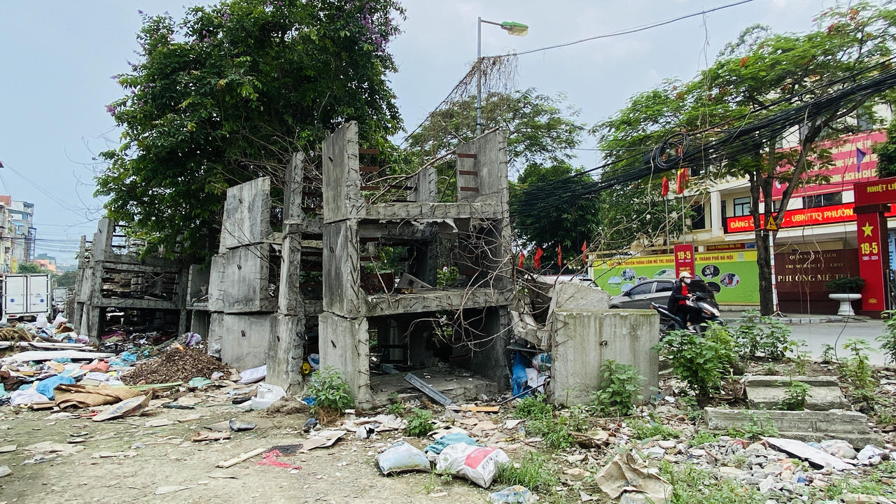 Rác thải ngổn ngang trên phố Đồng Me, Hà Nội