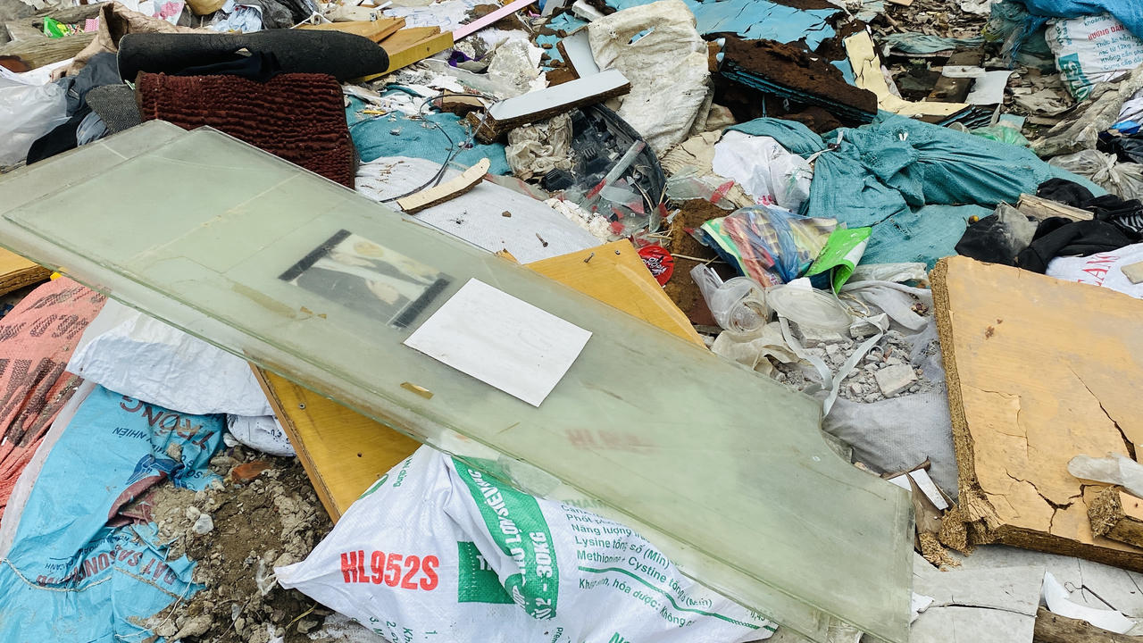 Rác thải ngổn ngang trên phố Đồng Me, Hà Nội