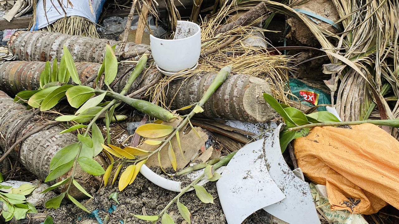 Rác thải ngổn ngang trên phố Đồng Me, Hà Nội