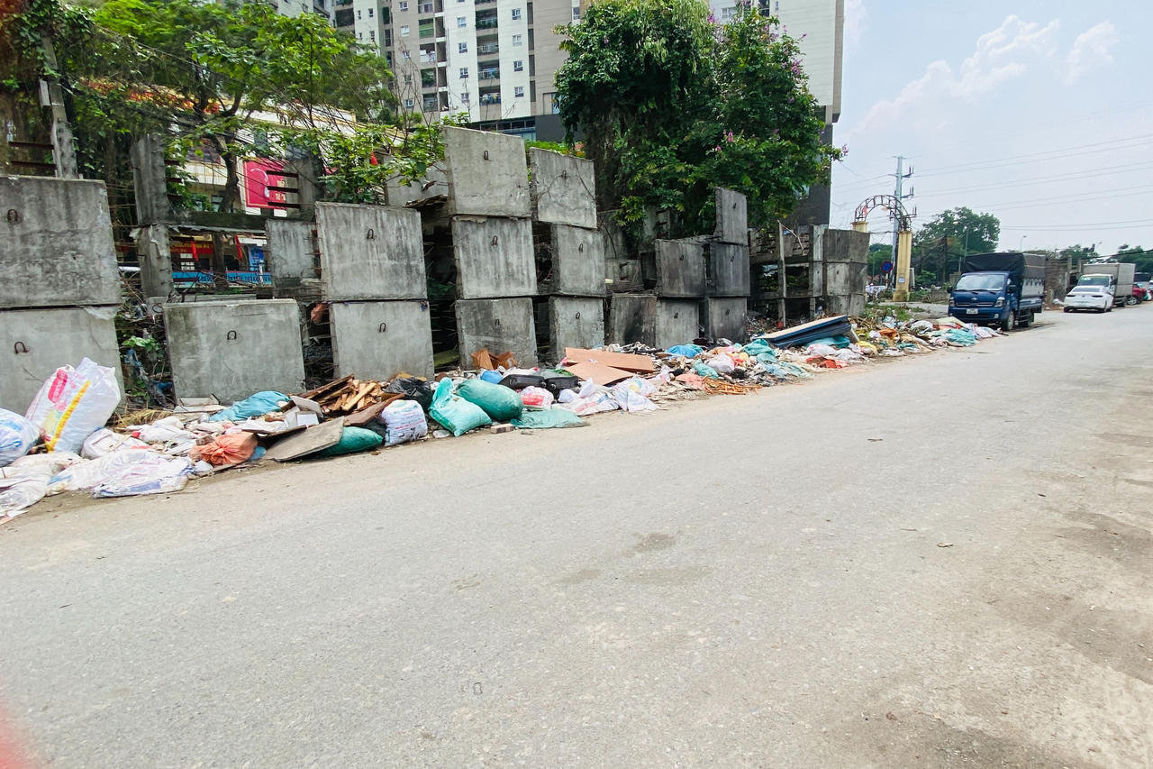 Rác thải ngổn ngang trên phố Đồng Me, Hà Nội