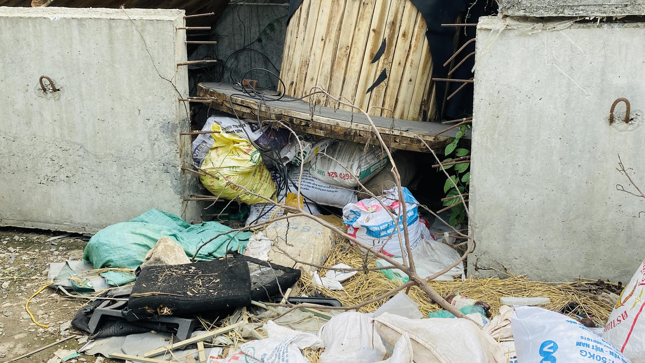 Rác thải ngổn ngang trên phố Đồng Me, Hà Nội