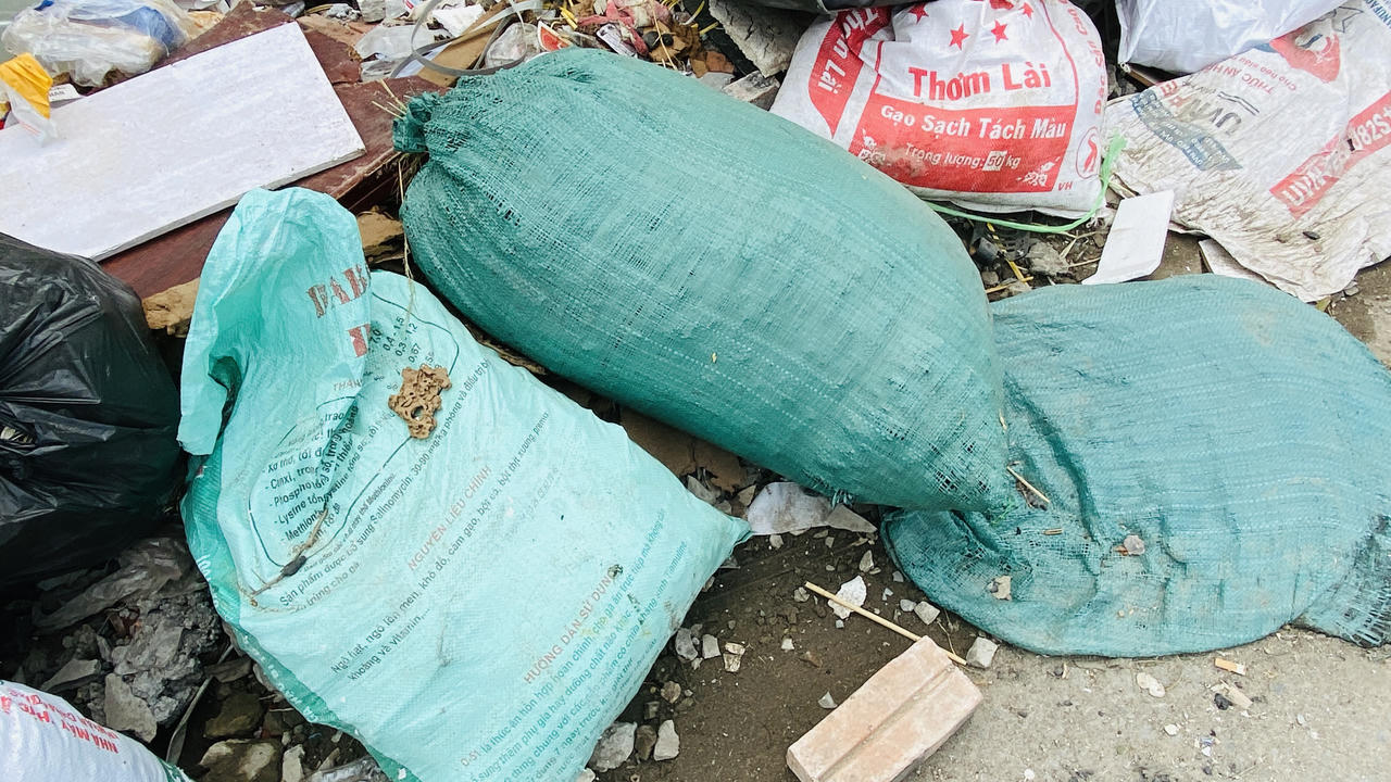 Rác thải ngổn ngang trên phố Đồng Me, Hà Nội