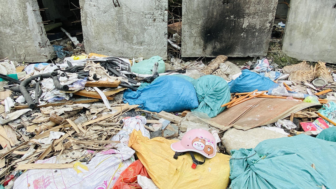 Rác thải ngổn ngang trên phố Đồng Me, Hà Nội