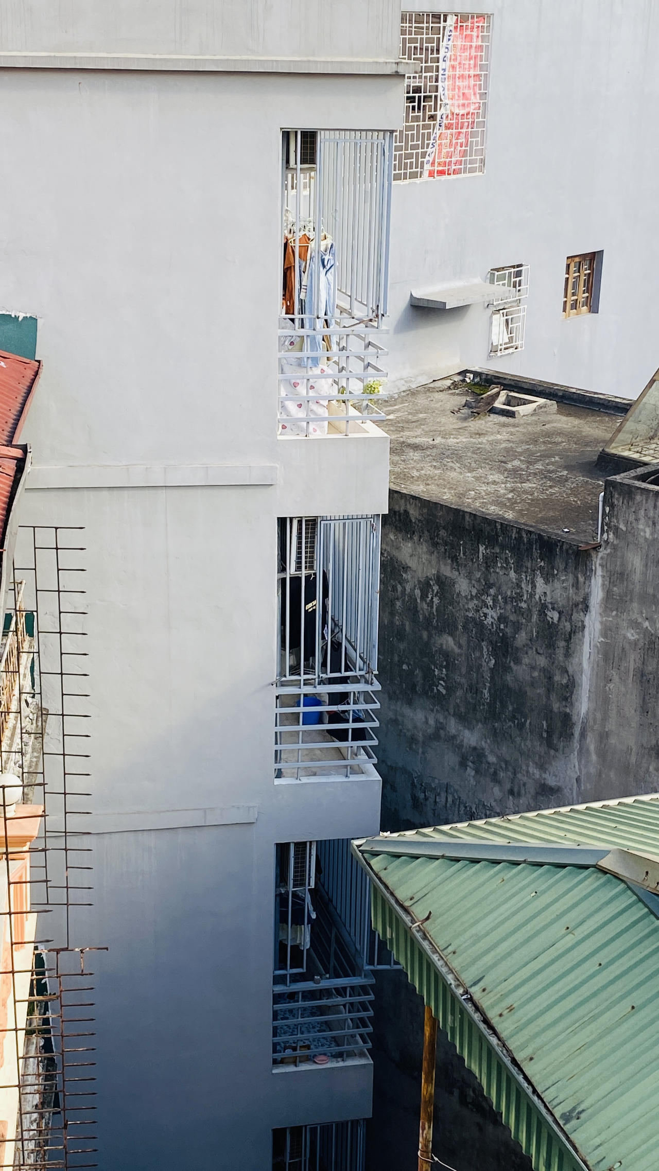 Chủ nhà trọ quận Cầu Giấy 'theo nhau' phá 'chuồng cọp', mở lối thoát hiểm để phòng cháy