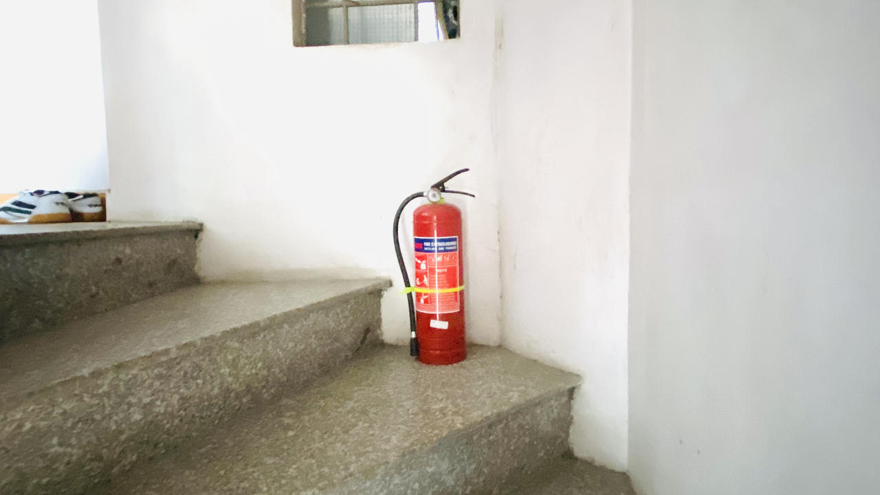 Chủ nhà trọ quận Cầu Giấy 'theo nhau' phá 'chuồng cọp', mở lối thoát hiểm để phòng cháy