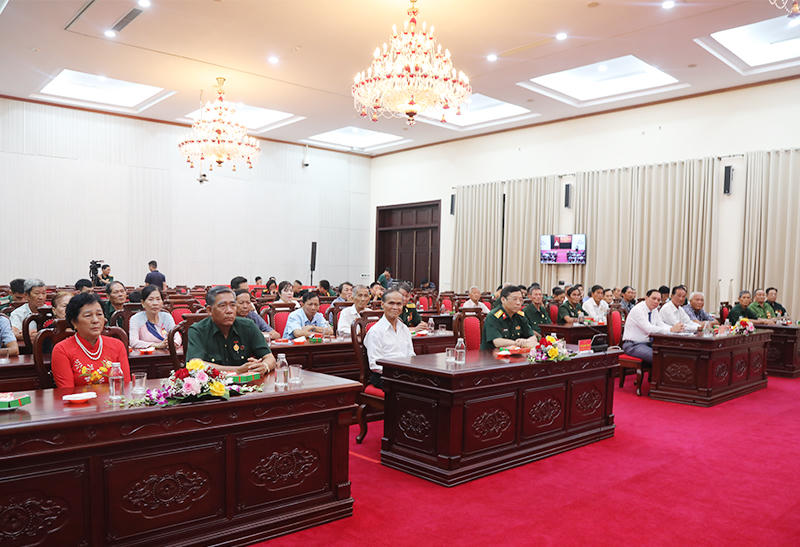 Bộ Quốc phòng gặp mặt Đoàn đại biểu người có công với cách mạng tỉnh Cà Mau