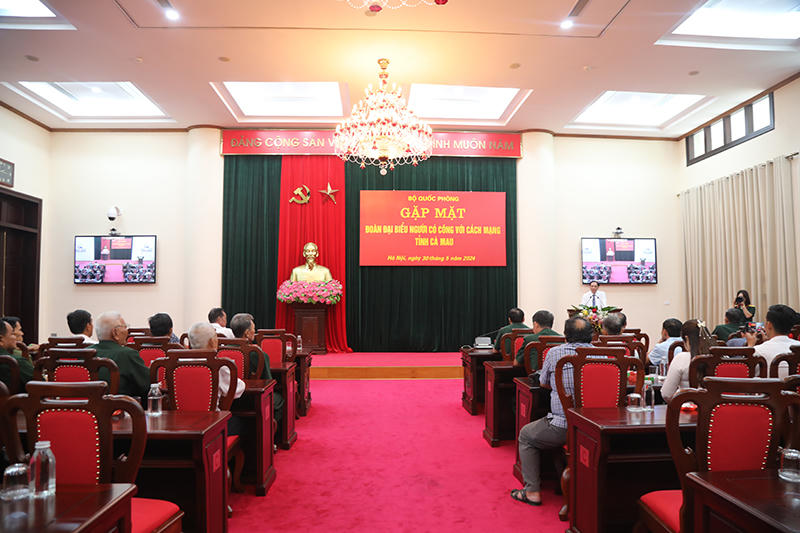 Bộ Quốc phòng gặp mặt Đoàn đại biểu người có công với cách mạng tỉnh Cà Mau