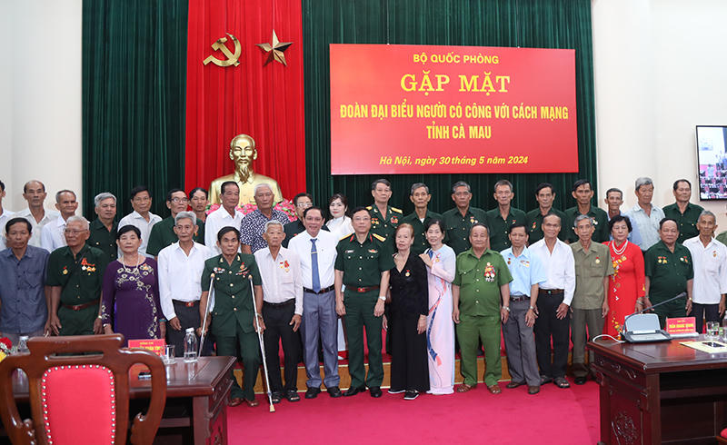 Bộ Quốc phòng gặp mặt Đoàn đại biểu người có công với cách mạng tỉnh Cà Mau