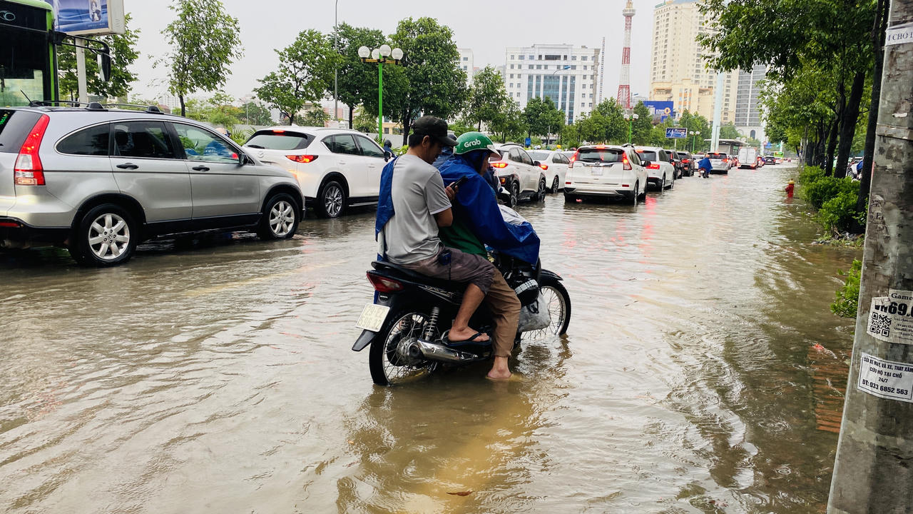 Mưa lớn nhiều giờ, nhiều đường phố Hà Nội ngập sâu, sóng dềnh như sông