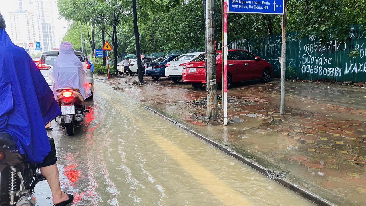 Mưa lớn nhiều giờ, nhiều đường phố Hà Nội ngập sâu, sóng dềnh như sông