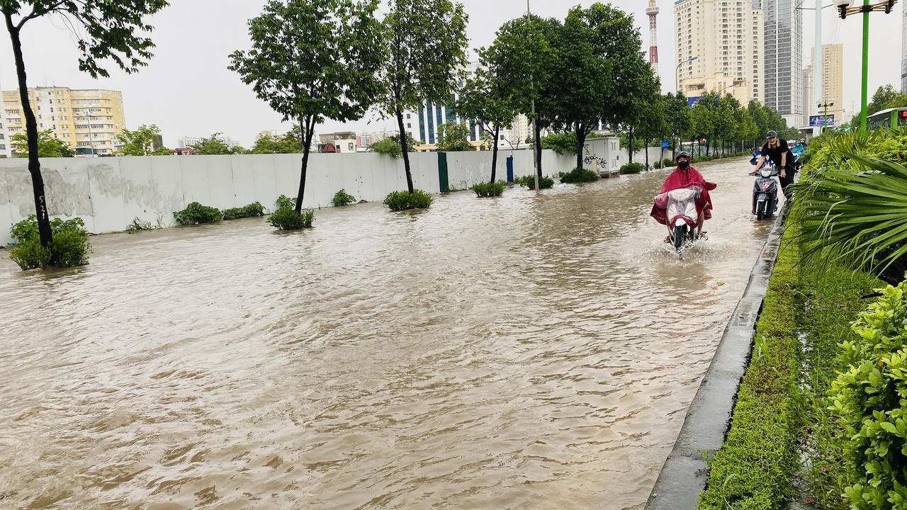 Mưa lớn nhiều giờ, nhiều đường phố Hà Nội ngập sâu, sóng dềnh như sông