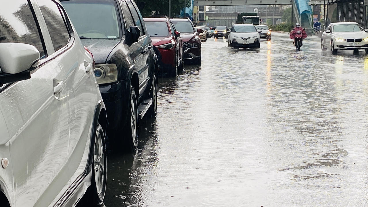 Mưa lớn nhiều giờ, nhiều đường phố Hà Nội ngập sâu, sóng dềnh như sông