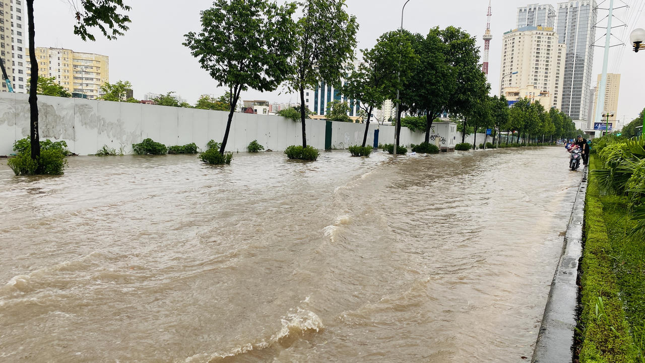 Mưa lớn nhiều giờ, nhiều đường phố Hà Nội ngập sâu, sóng dềnh như sông