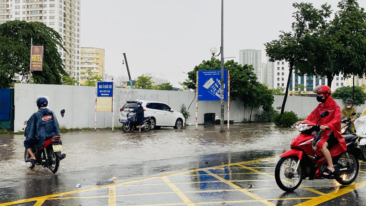 Mưa lớn nhiều giờ, nhiều đường phố Hà Nội ngập sâu, sóng dềnh như sông