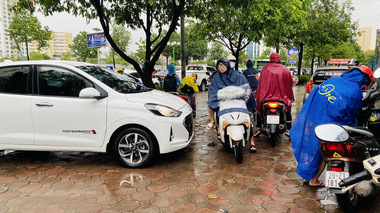 Mưa lớn nhiều giờ, nhiều đường phố Hà Nội ngập sâu, sóng dềnh như sông