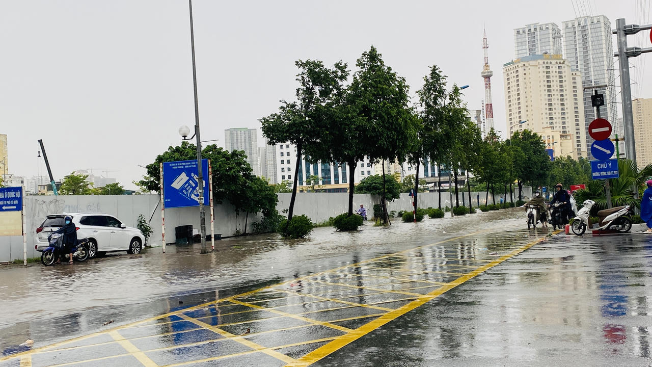 Mưa lớn nhiều giờ, nhiều đường phố Hà Nội ngập sâu, sóng dềnh như sông