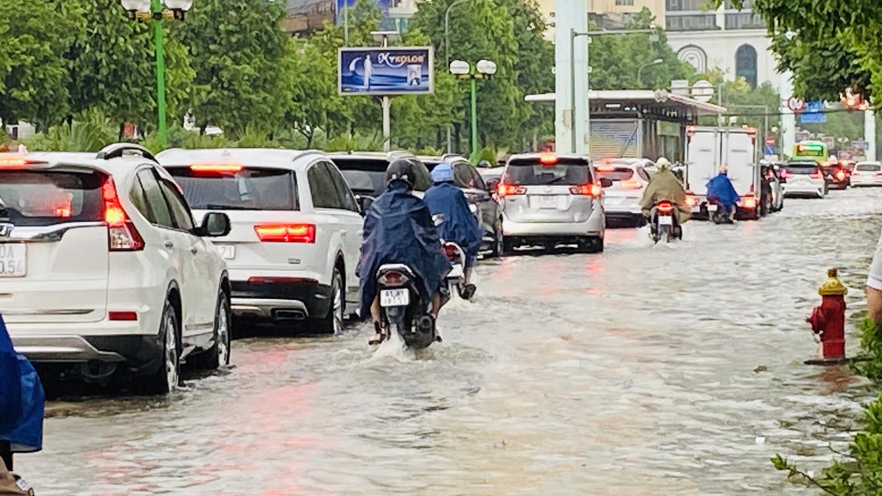 Mưa lớn nhiều giờ, nhiều đường phố Hà Nội ngập sâu, sóng dềnh như sông