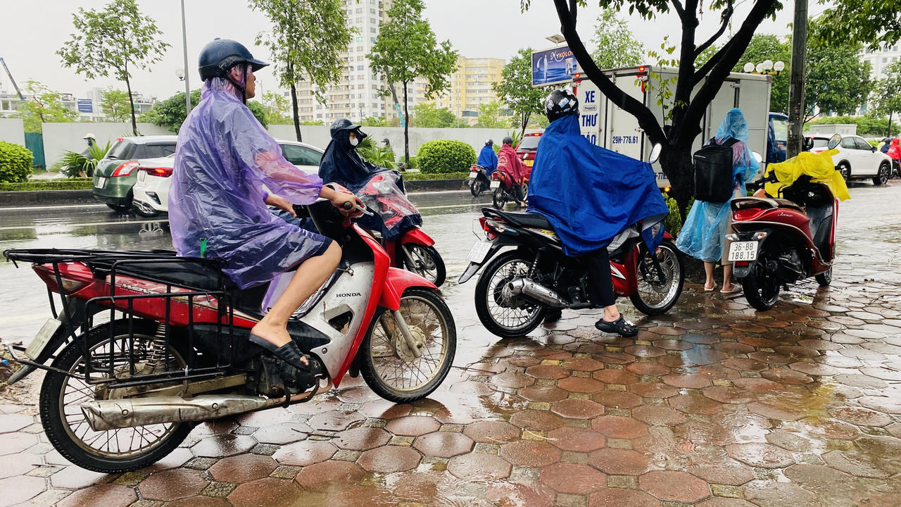 Mưa lớn nhiều giờ, nhiều đường phố Hà Nội ngập sâu, sóng dềnh như sông